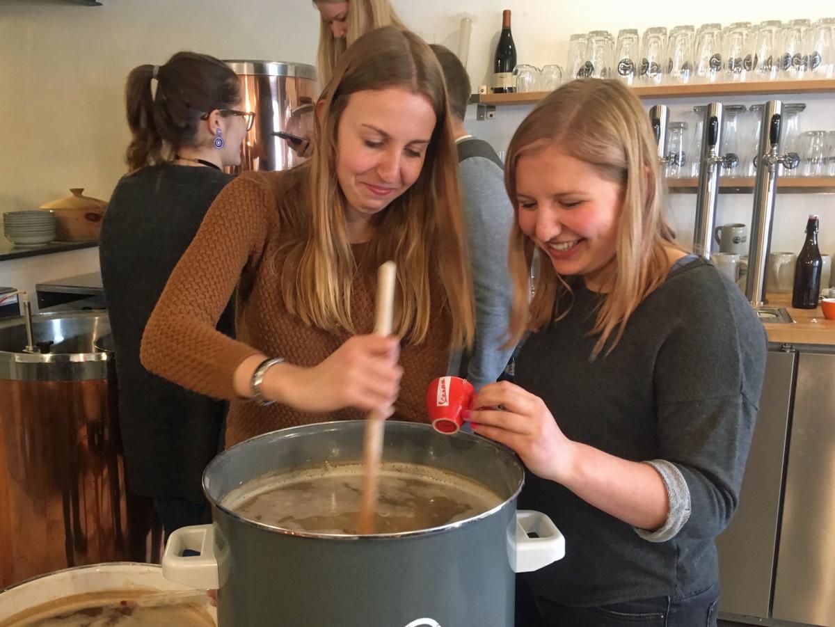 Zwei Mädchen beim Besuch der Laufener Braukuchl