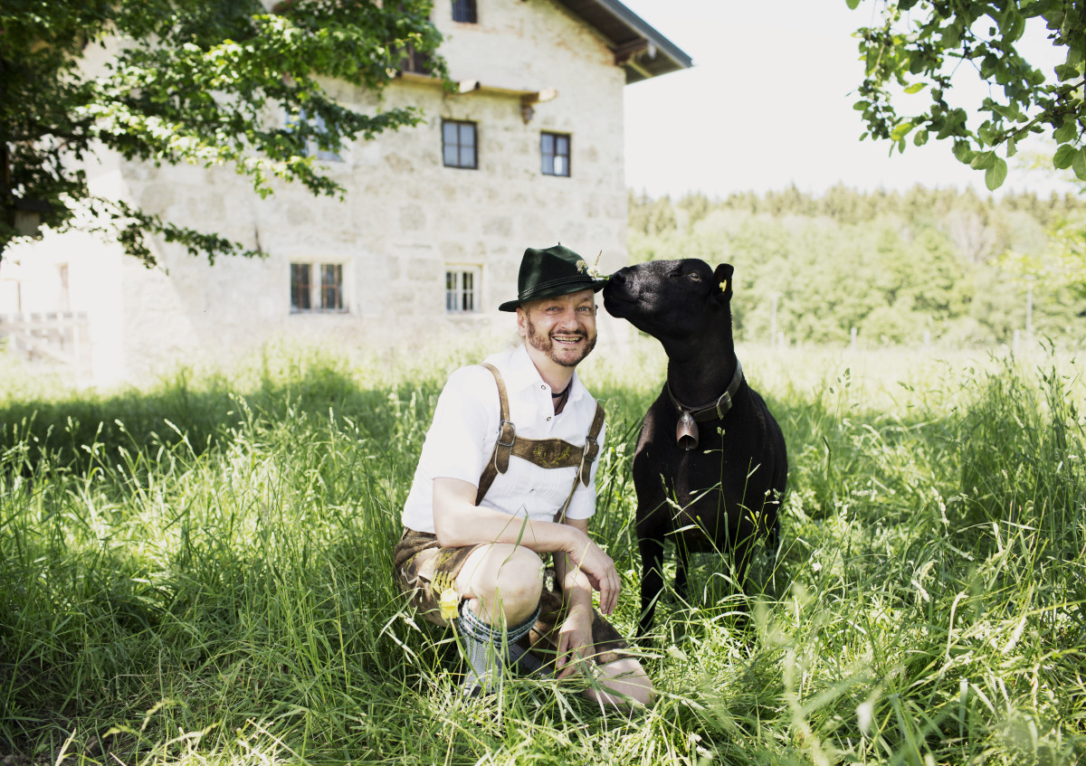 Sepp Winklbauer mit seinem Jura-Mutterschaf Josepha