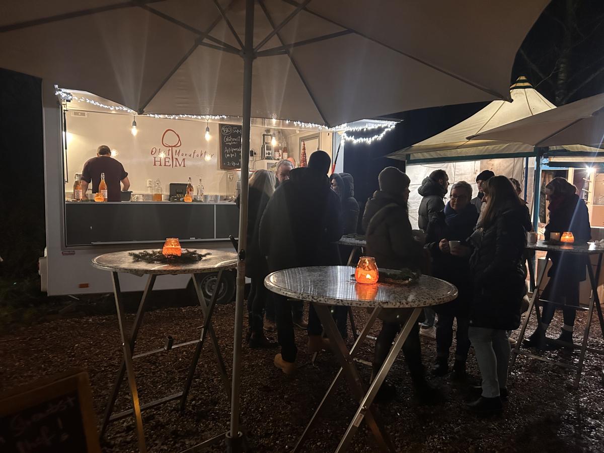 Der erste Einsatz des Streuobst-Verkaufsstand auf dem Adventsmarkt am Schafhof Freising