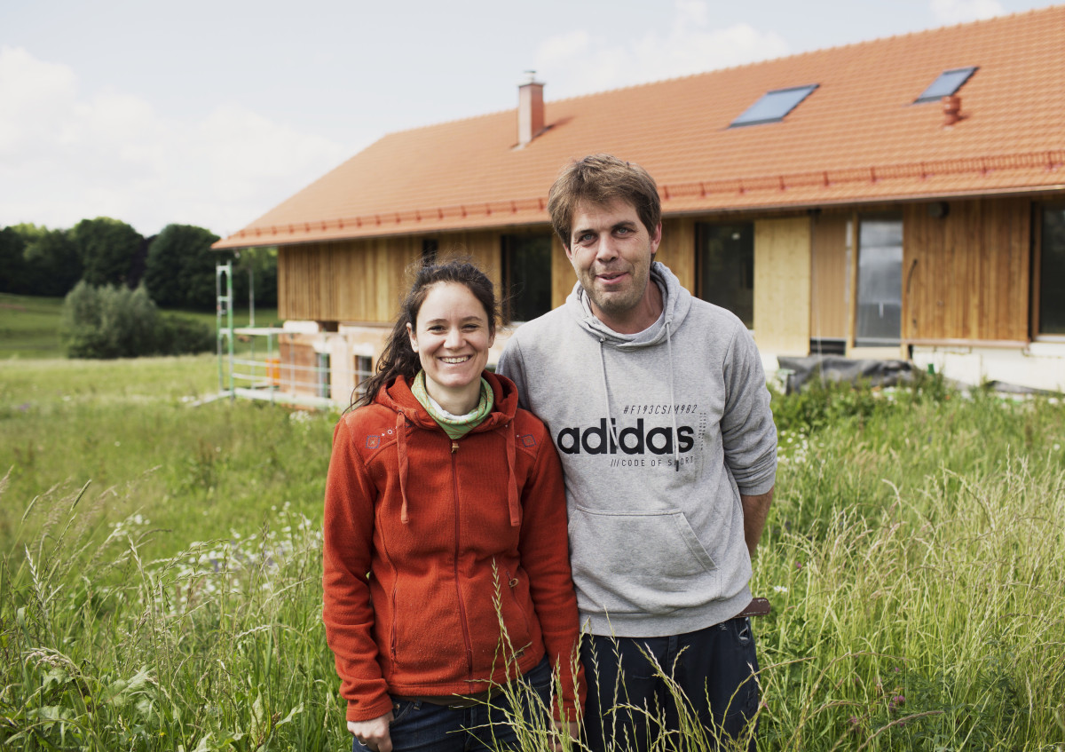 Das Foto zeigt eine Frau und einen Mann vor einem Gebäude.