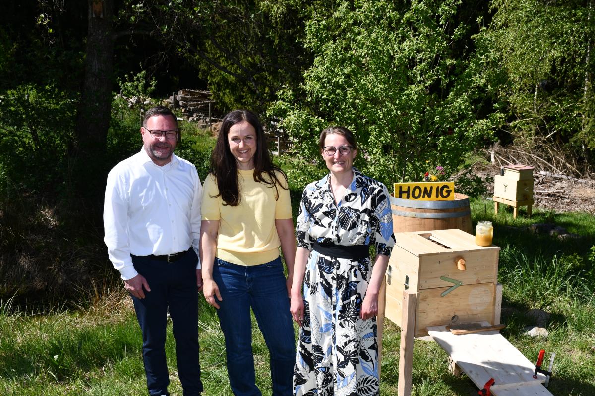 Ein Team für mehr Nachhaltigkeit: Bürgermeister Stephan Gawlik und Öko-Modellregionsmanagerin Pia Auberger gratulierten Ingrid Minz zur Eröffnung der neuen Attraktion in der Gemeinde Fürstenstein.