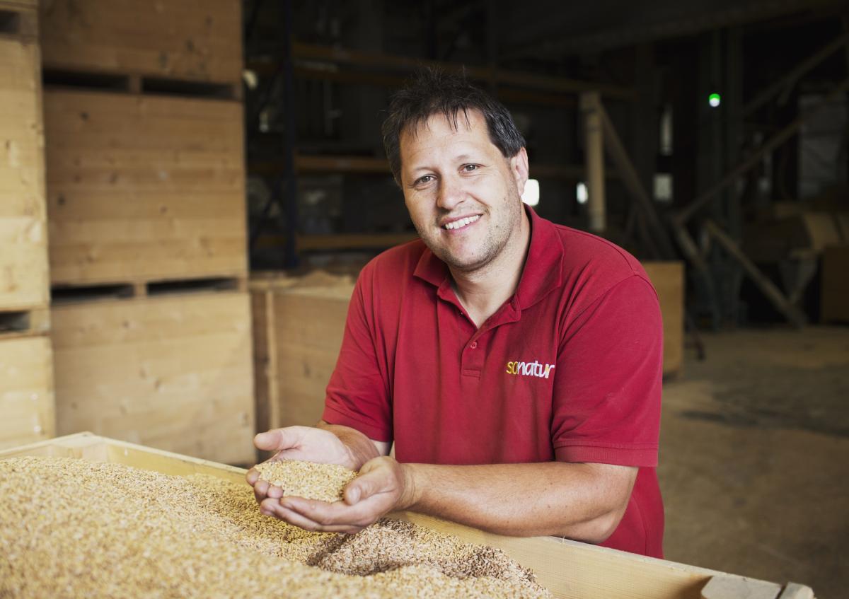 Sebastian Ott in seinem Bio-Lagerhaus in Kirchenlamitz