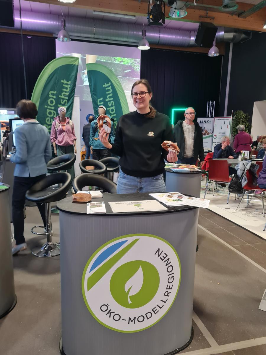 Veronika Stanglmayr am Stand der ÖMR auf der Umweltmesse Landshut