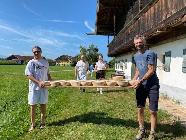 Auf dem Weg zum Backofen - auf einem Brett liegen die geformen Brotlaibe