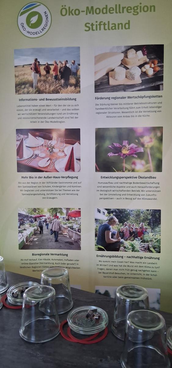 ein Rollup steht da und vorderhalb sind zwei Einmachgläser zu sehen