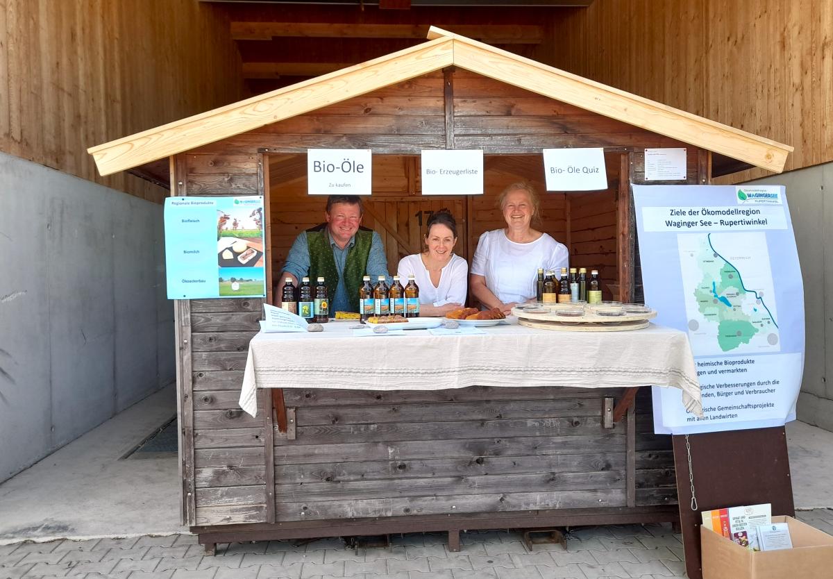 Auf dem Infostand in Ragging (Surheim): Biobauer Bernhard Rehrl, Biobäuerin Michaela Streitwieser, Marlene Berger-Stöckl (ÖMR)