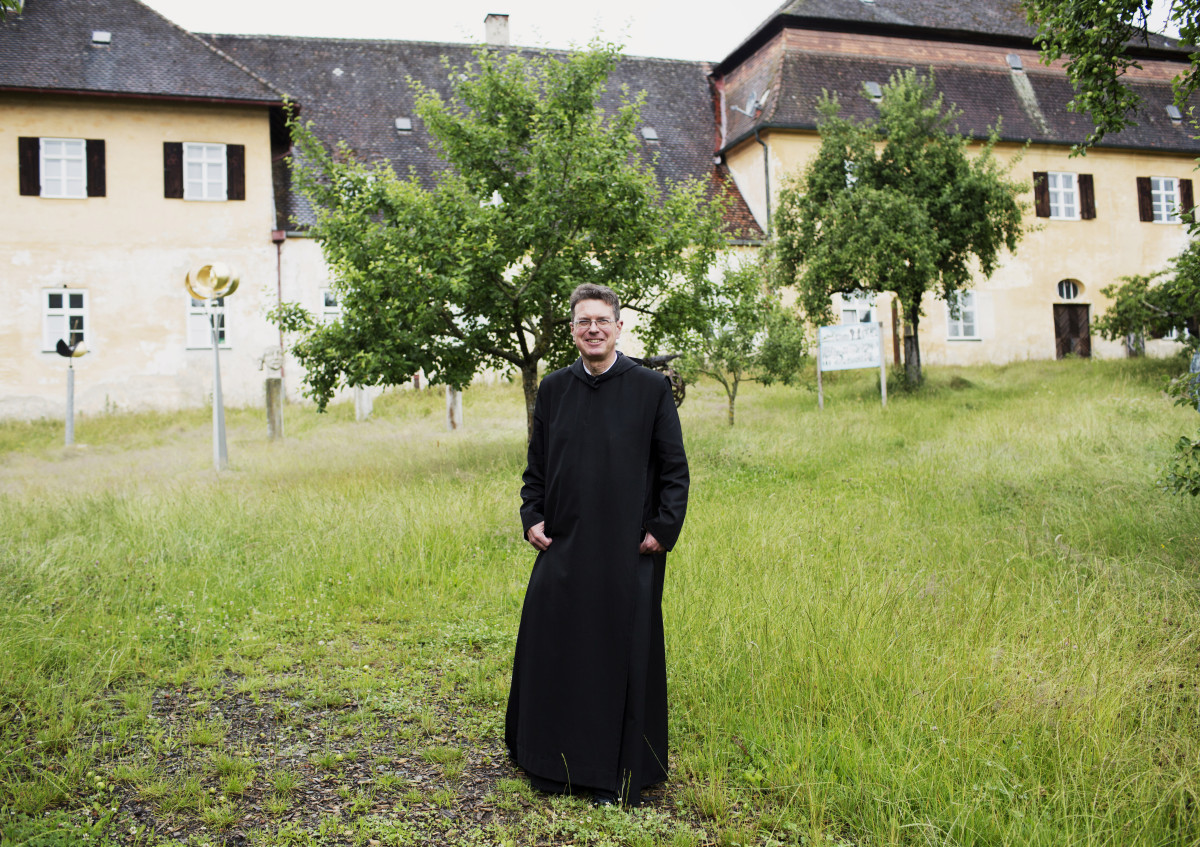 Pater Lukas am Prielhof des Klosterguts Scheyern