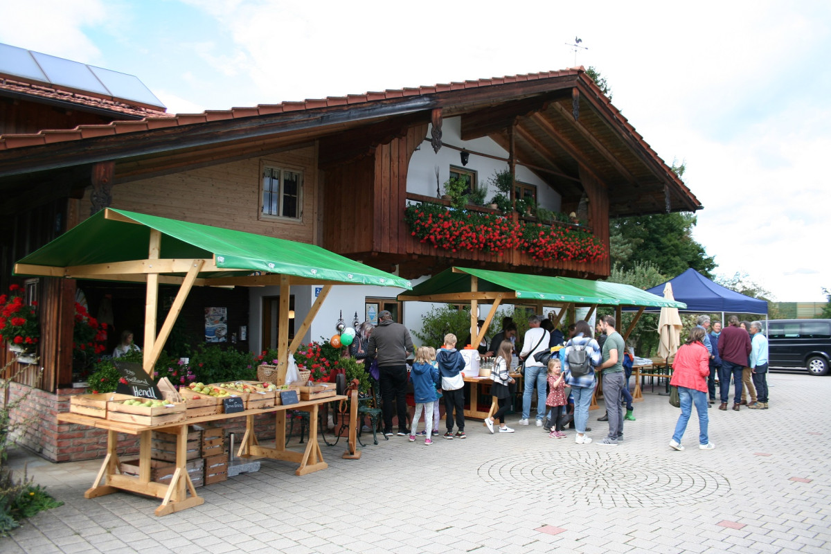 Menschen stehen vor Marktständen