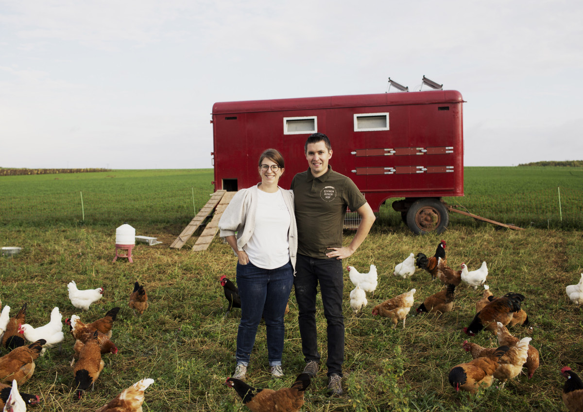 Zwei Menschen vor einem Hühnermobil