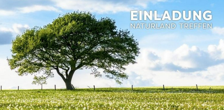 Baum steht auf Weide. Weißer Schriftzug "Einladung Naturland Treffen"