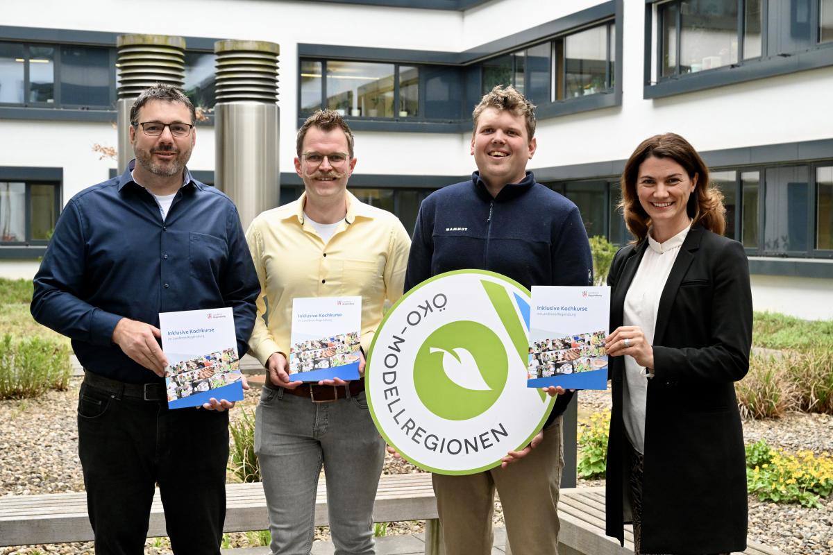 (von links) Stefan Steinkirchner und Daniel Wend vom Sachgebiet Hilfen in schwierigen Lebenslagen – Pflegestützpunkt Plus im Landkreis Regensburg, Julius Kuschel, Projektmanager der Öko-Modellregion und Landrätin Tanja Schweiger.