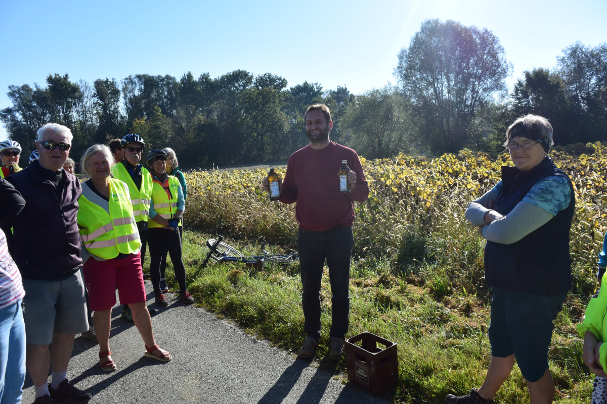 Die 50 km lange Biogenussradltour durch den Rupertiwinkel (hier beim Biobauer Johann Kraller aus Wies) wurde von Ökomodellregions-Projektleiterin Marlene Berger-Stöckl (Zweite von links) initiiert. Sie dürfte erfreut sein über den Verbleib Teisendorfs.