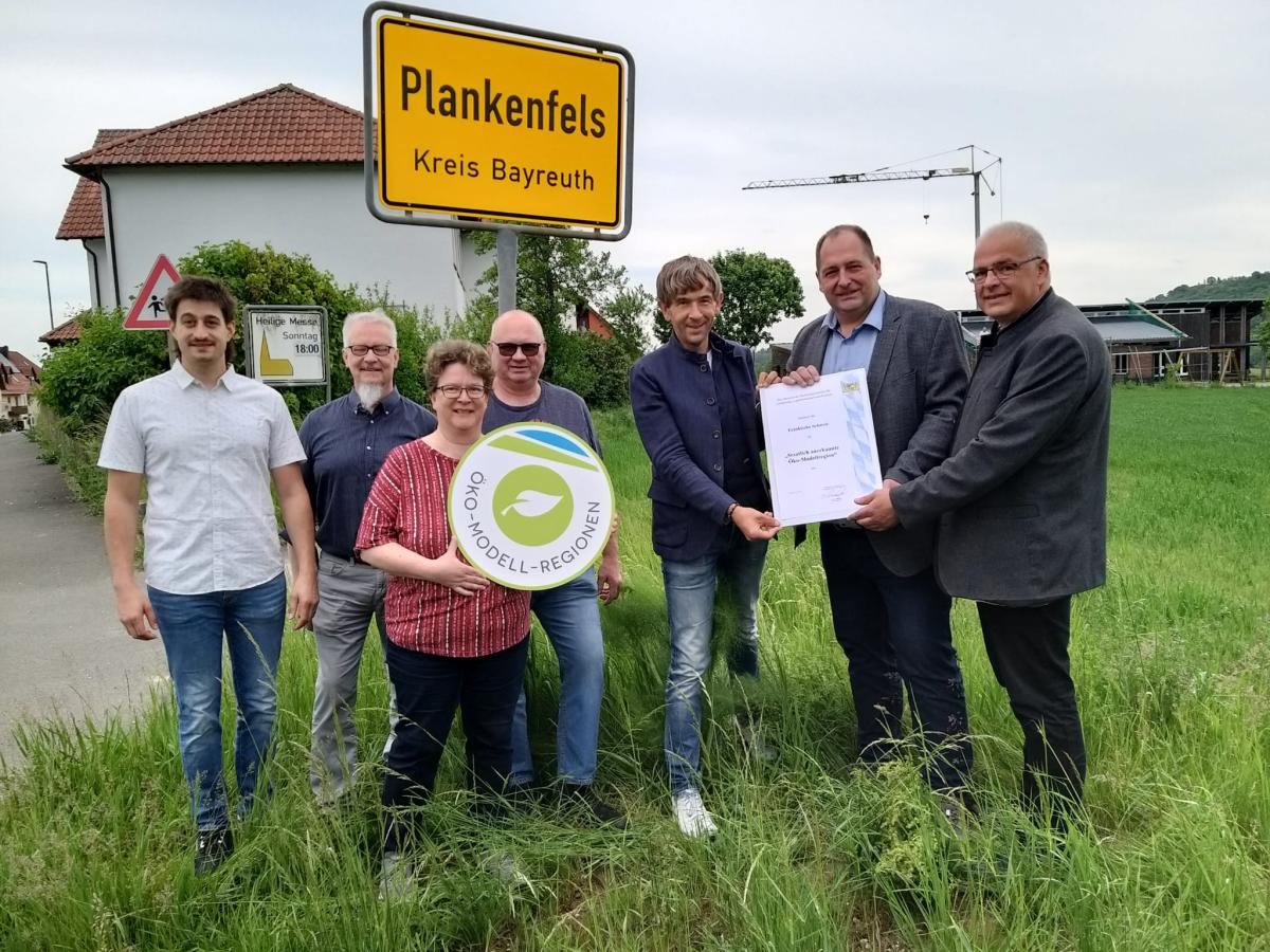 Übergabe am Ortsschild der Gemeinde Plankenfels