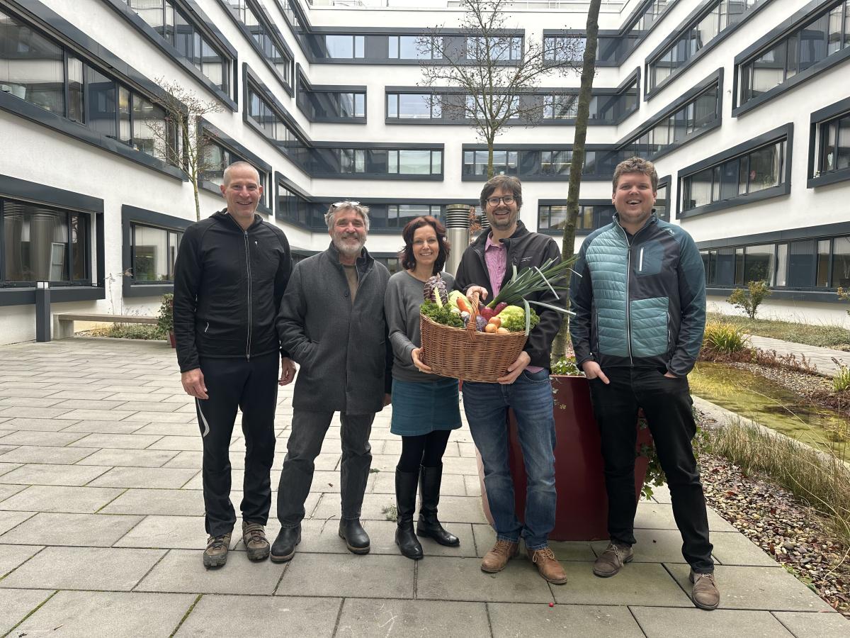 Arbeitstreffen der Öko-Modellregion mit Vertretern der SoLaWis: v.li.: Jörg Pampel (SoLaWiR Kareth), Johannes Adler (SoLaWi im Hesperidengarten), Monika Ernst (ÖMR), Konrad Hein (SoLaWi Jura ev. V.) und Julius Kuschel (ÖMR)