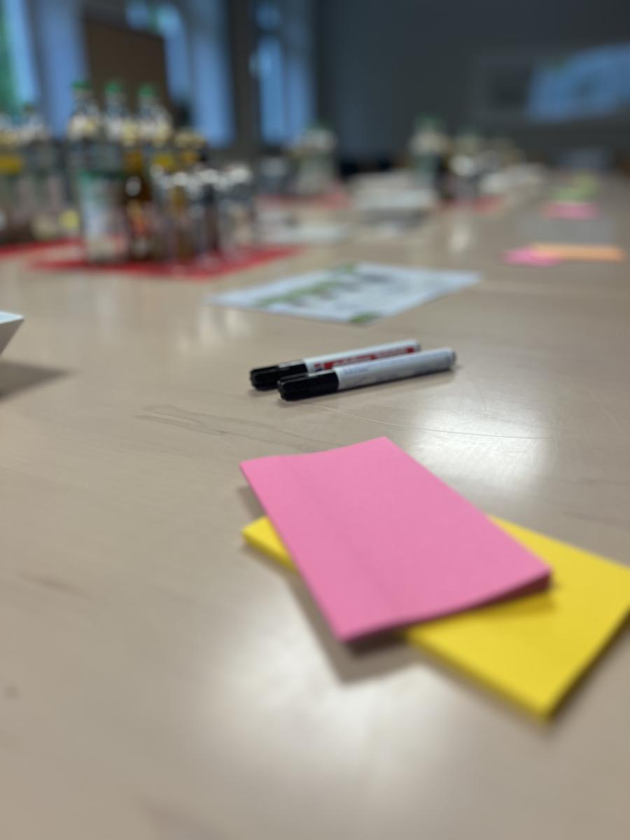 Post-Its auf Tisch