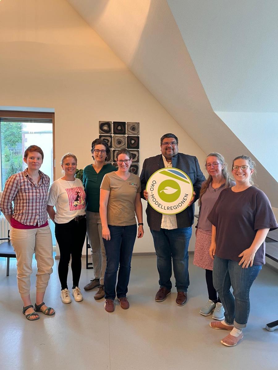 Die Bio-Logisch-Multiplikatorinnen des Bildungsprogramms der Öko-Modellregion Oberes Werntal treffen sich zum Austausch.  Von links: Julia Groothede, Jeaninne Ammon, Marina Eltschka, Barbara Hettrich, erster Bürgermeister Dominik Zeißner, Michaela von den Linden, Eva Böhm