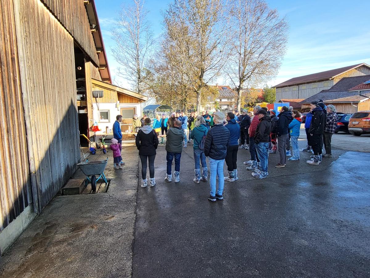 Hofbesichtigung Menschen vor Hoftor