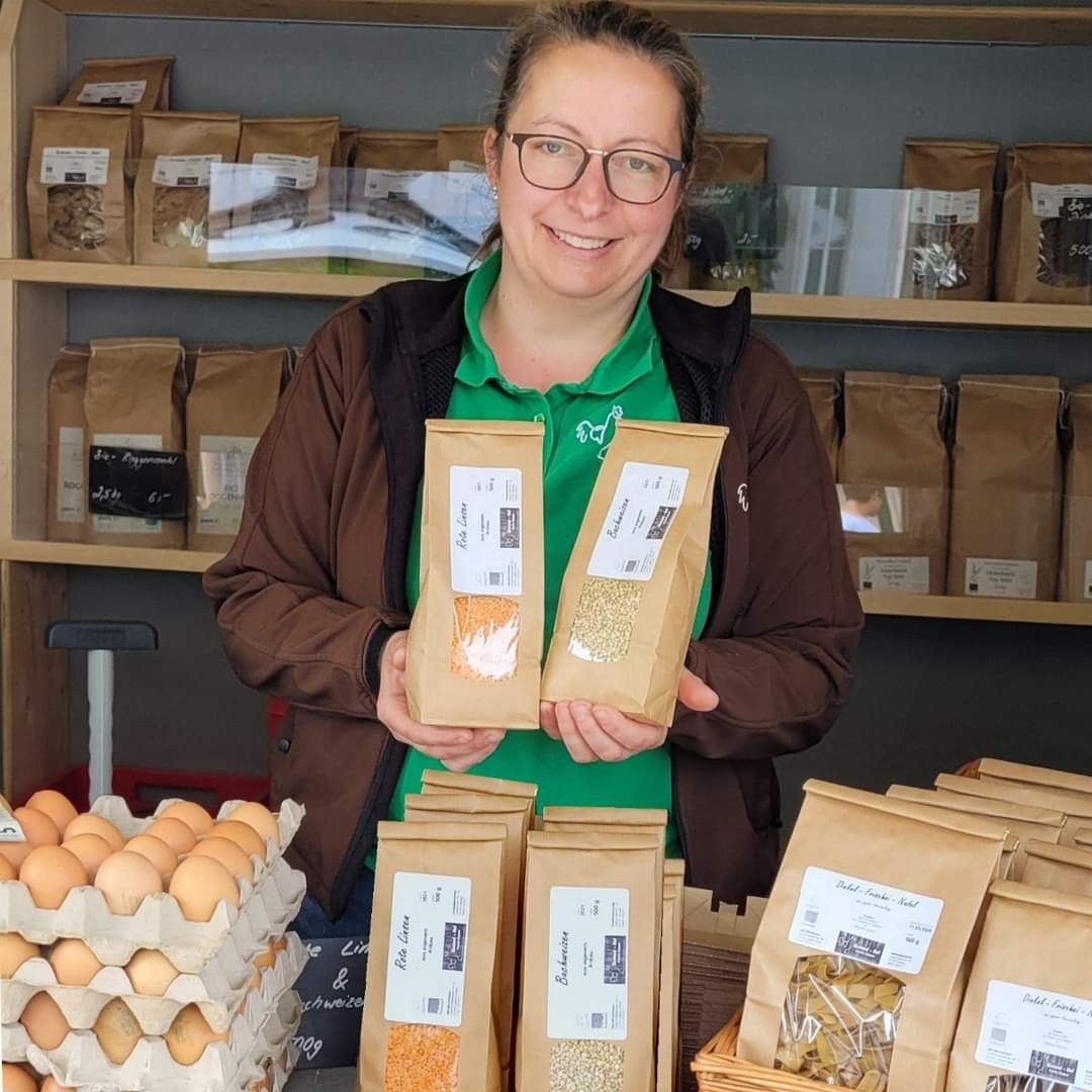 Biobäurin Heidi Ziegaus mit Eiern und selbstgemachten Nudeln aus Eigenproduktion