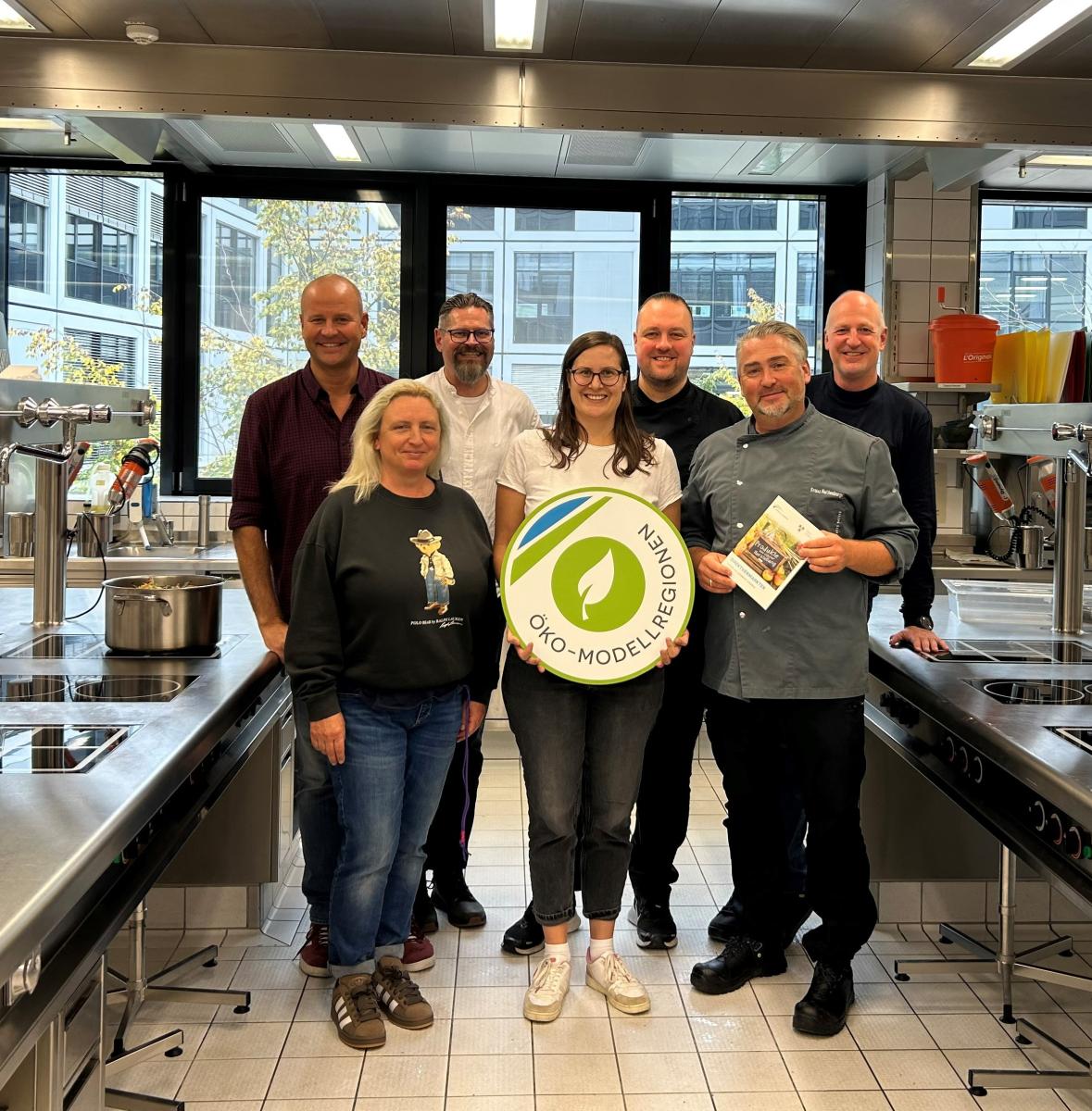 Öko-Modellregionsmanagerin Veronika Stanglmayr mit den Lehrkräften der BS1, Abteilung Gastronomie in der Schulküche