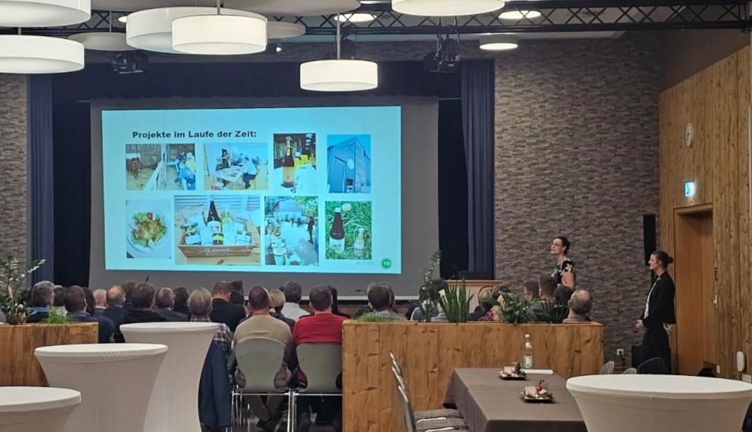 Puplikum vor Präsentation