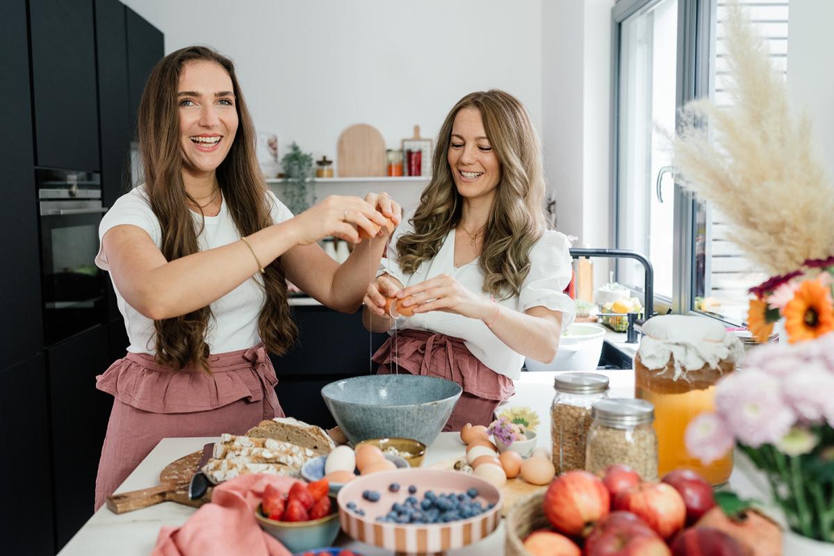 Die beiden Referentinnen und Buchautorinnen beim Kochen