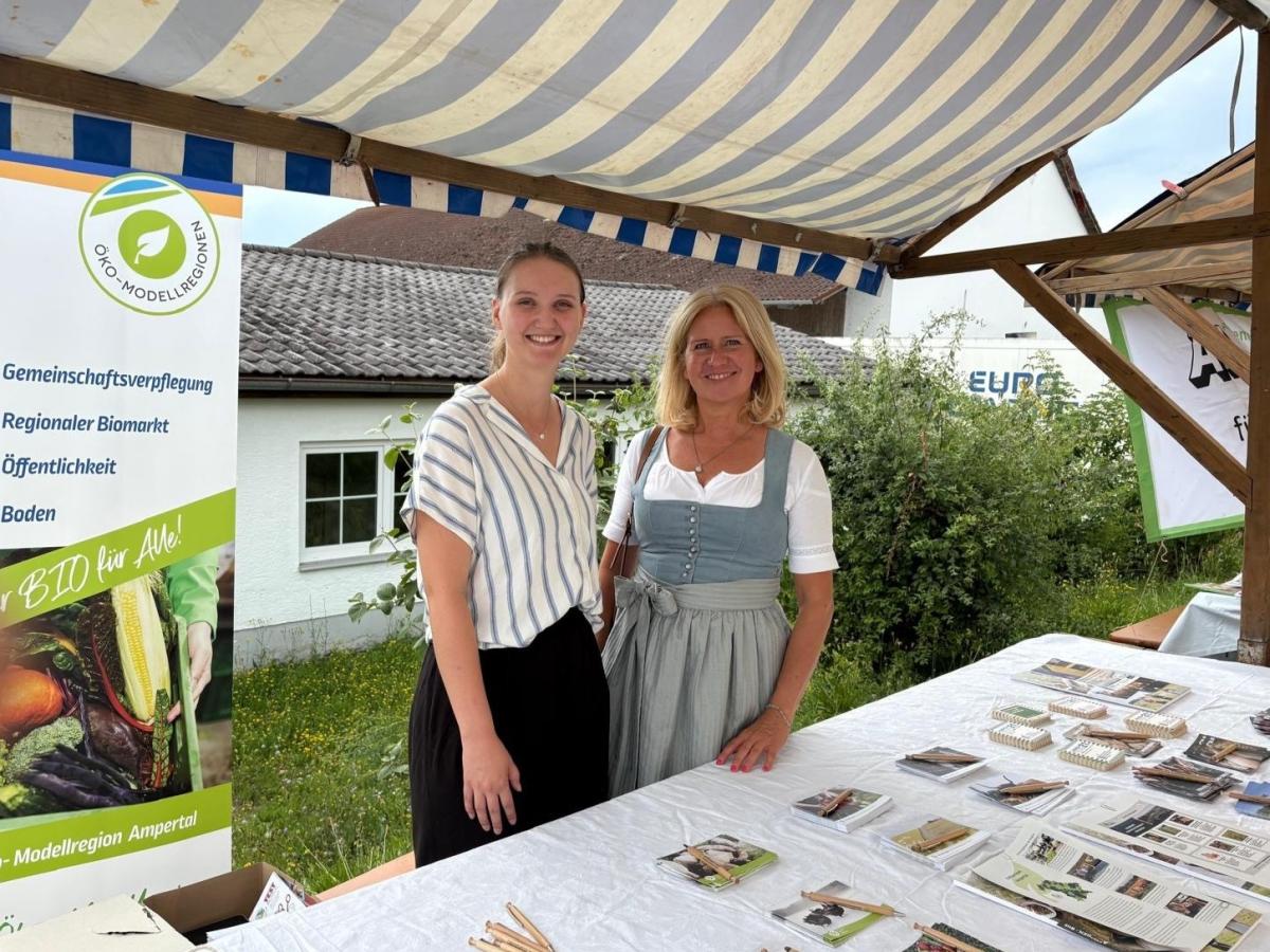 Langenbachs Bürgermeisterin Susanne Hoyer am ÖMR-Stand beim Tagwerk-Jubiläum