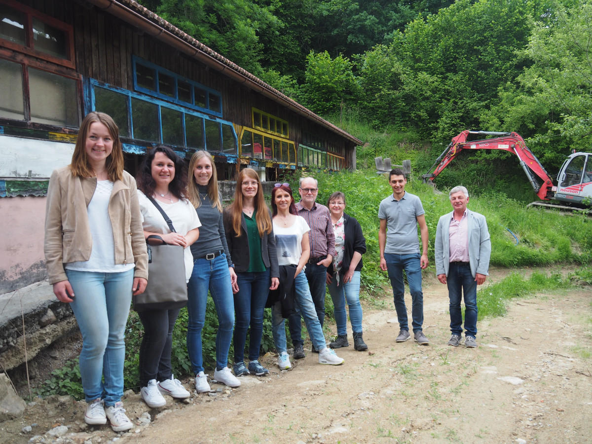 v.r.: Leonhard Meier (1. Bgm. Markt Röhrnbach), Simon Weber, Petra Friedl, Martin Hümmer, Doris Kronlachner, Katrin Meyer (ALE Niederbayern, Betreuung der Öko-Modellregionen), Corina Molz (Geschäftsführerin ILE Ilzer Land), Yvonne Achatz, Katharina Hobels