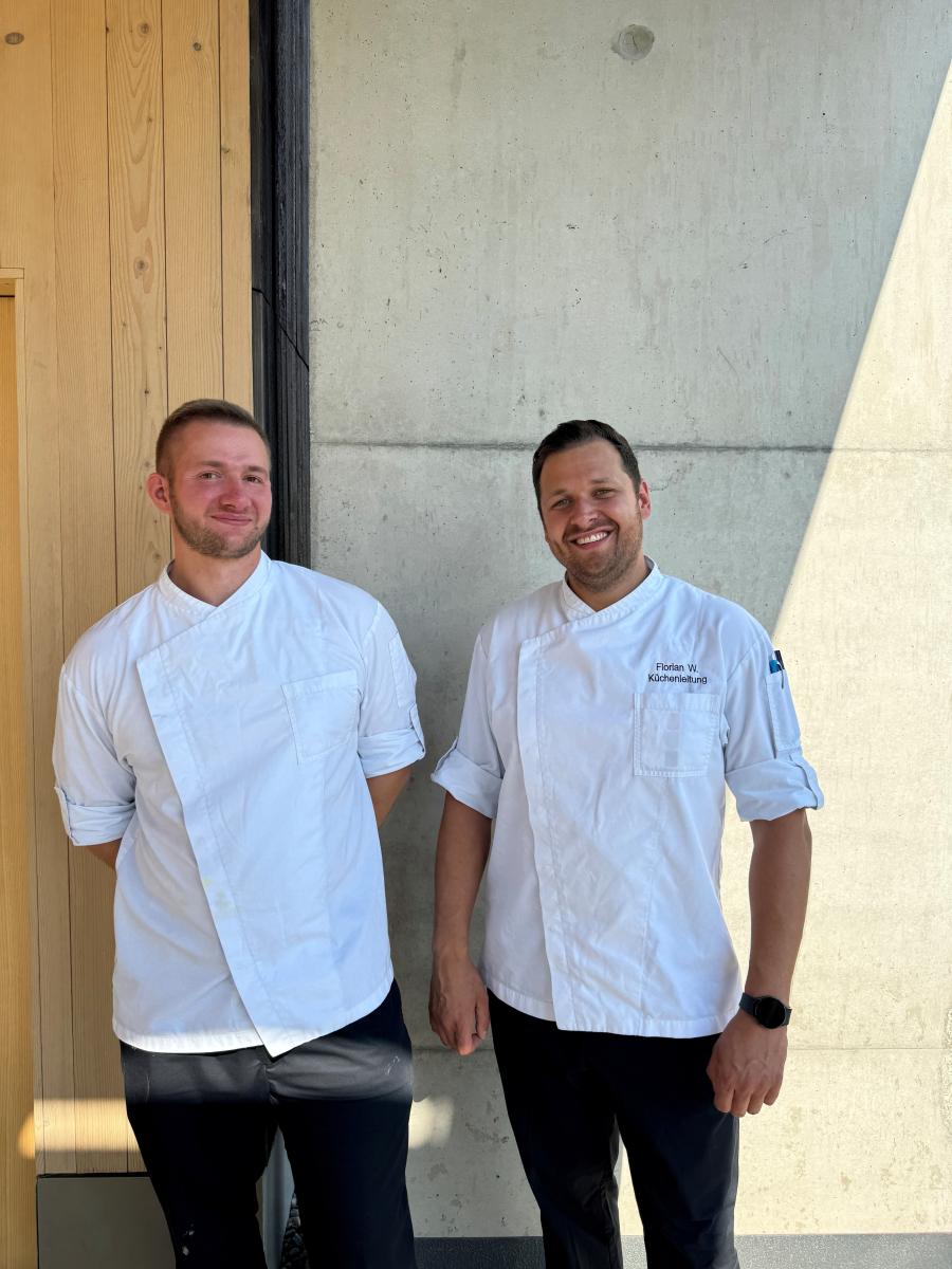 Küchenchef Florian Waldhauser (re.) mit Koch Mark Schwarz (li.)