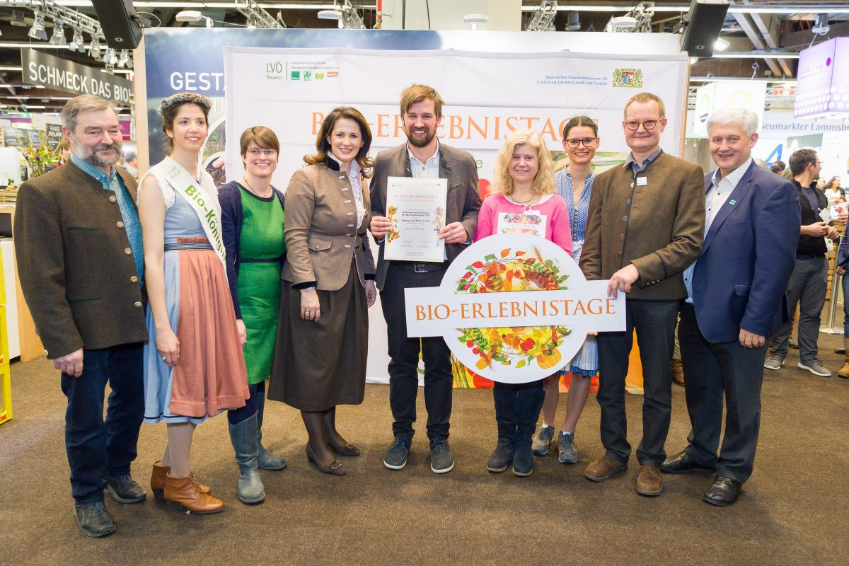 Preisverleihung an die Allgäuer Hof-Milch mit Staatsministerin Michaela Kaniber und der Bayerischen Bio-Königin