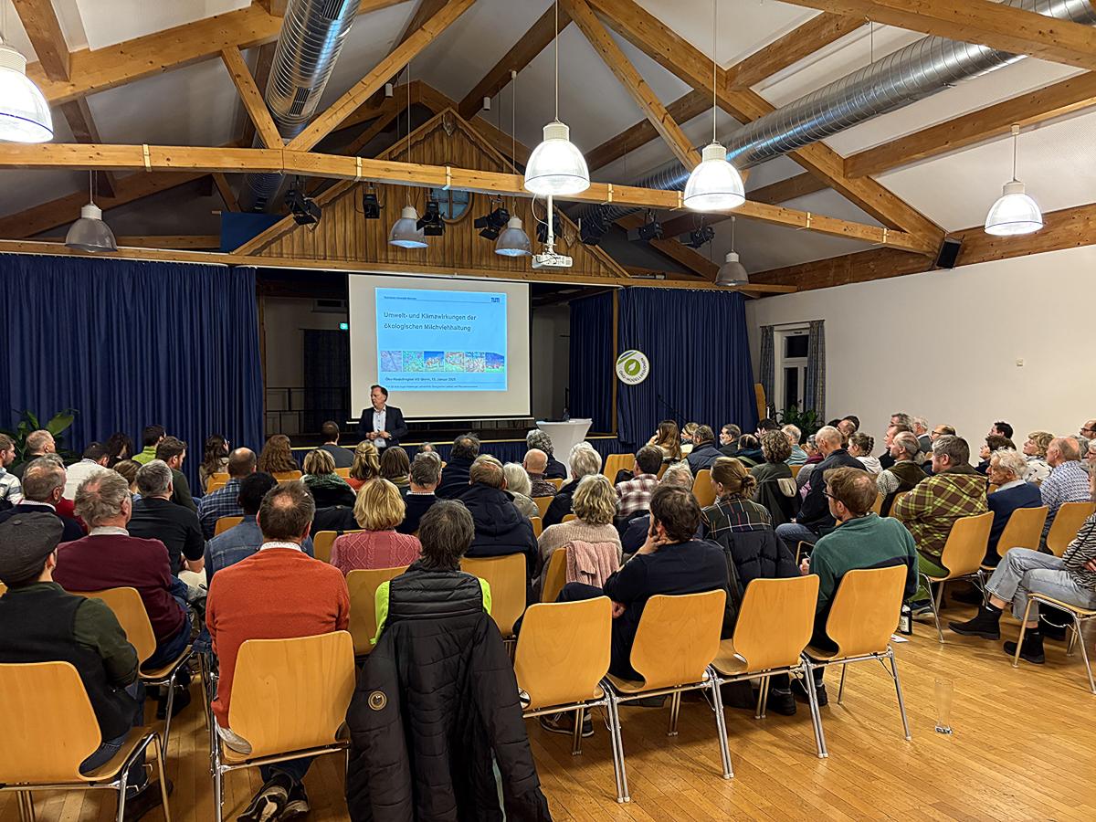 Prof. Dr. Hülsbergen spricht vor einem vollen Saal im Haus der Gemeinde Egmating