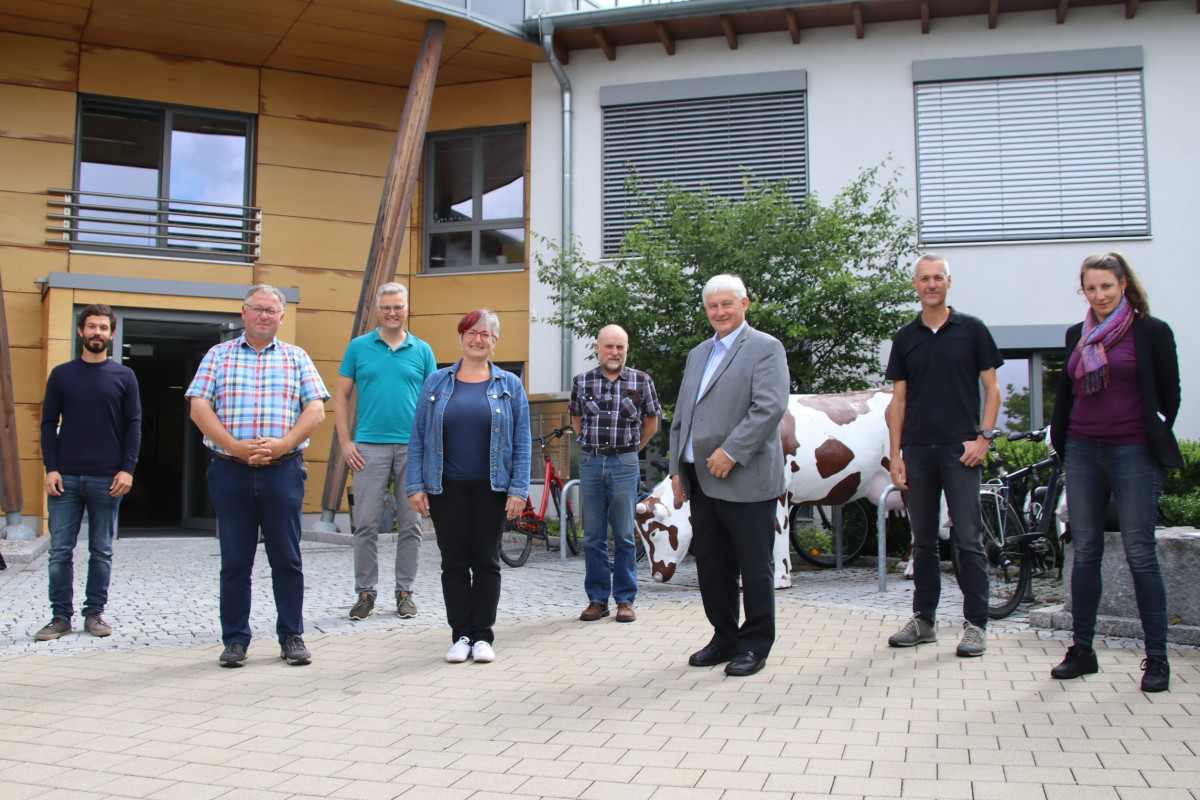 Das Foto zeigt mehrere Personen vor einem Gebäude.