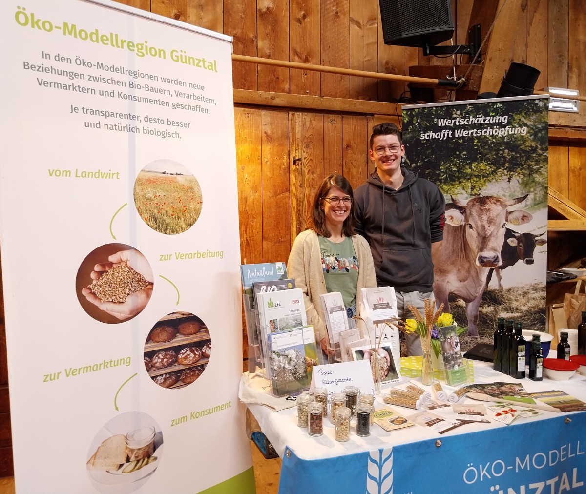 Projektmanagerin Rebecca Petschke und Landwirt Manuel Bufler auf dem Saatgutmarkt
