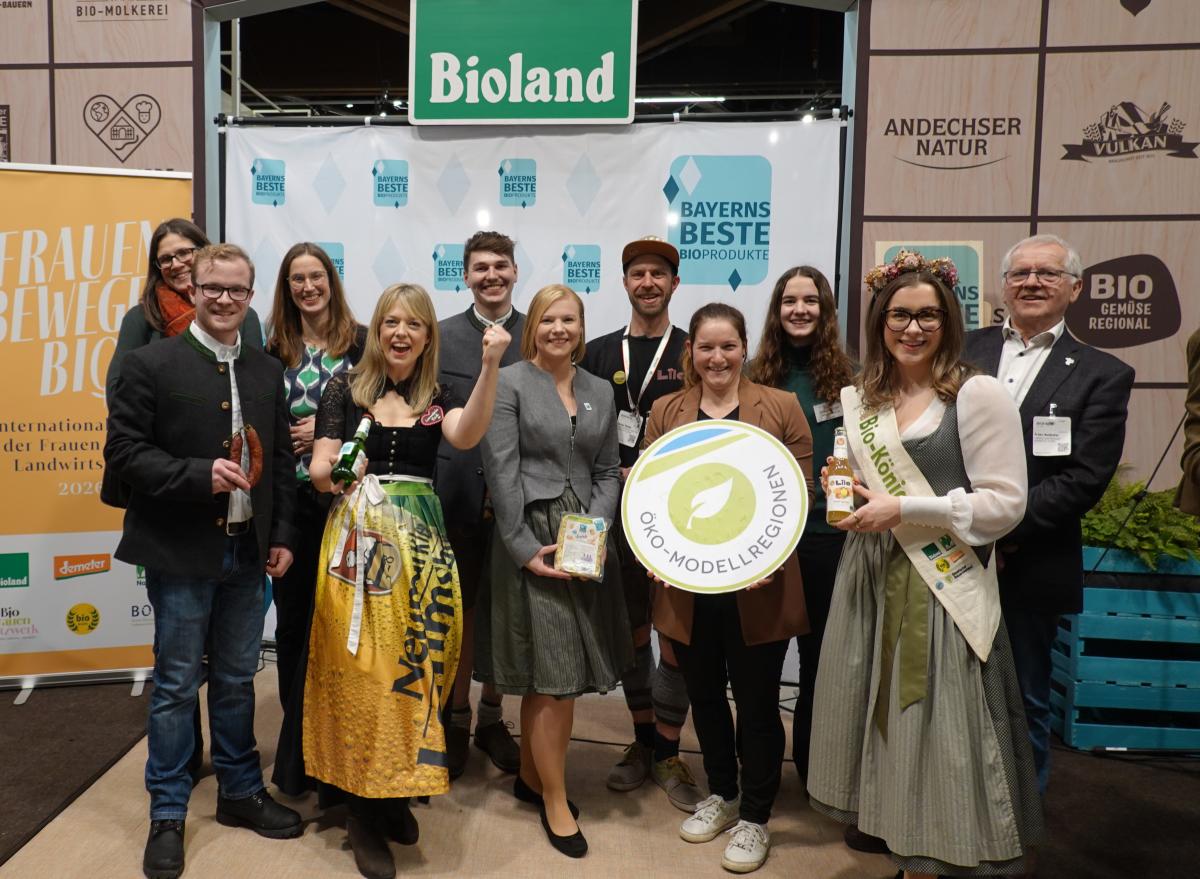 Frauen und Männer auf der Bühne