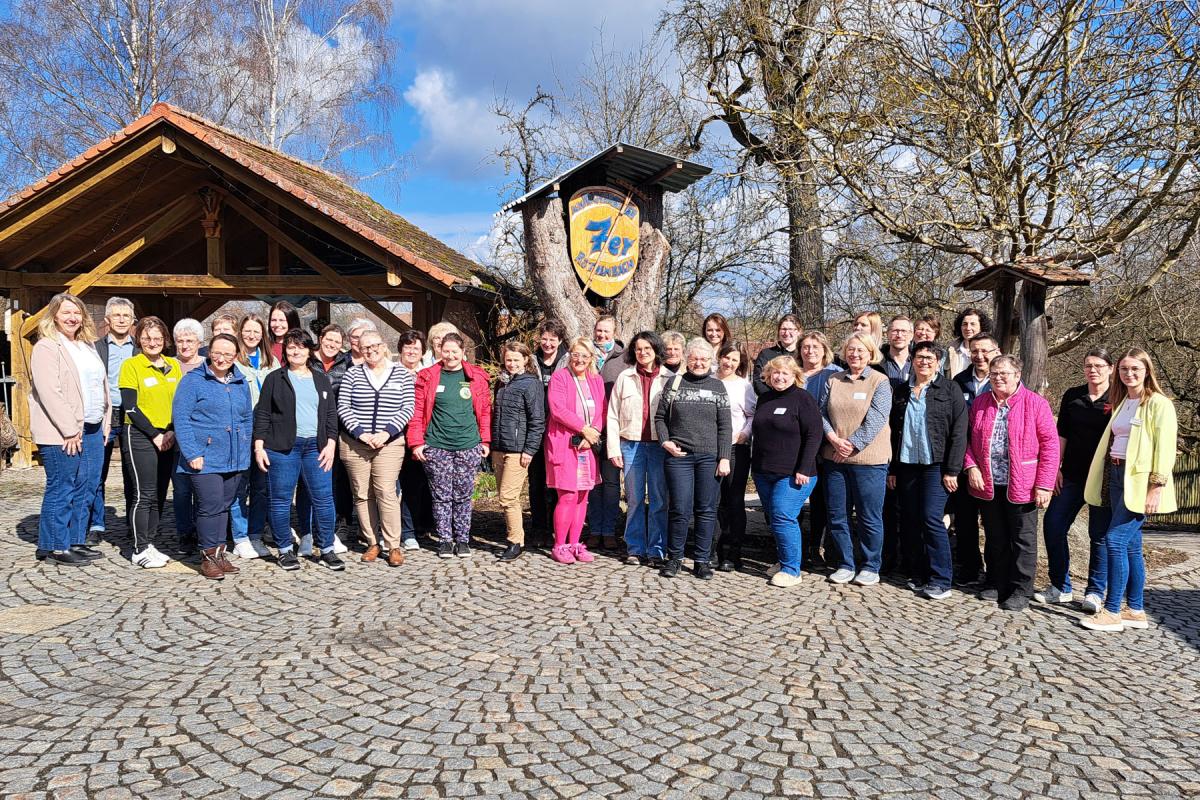 Menschen stehen im Halbkreis nebeneinander