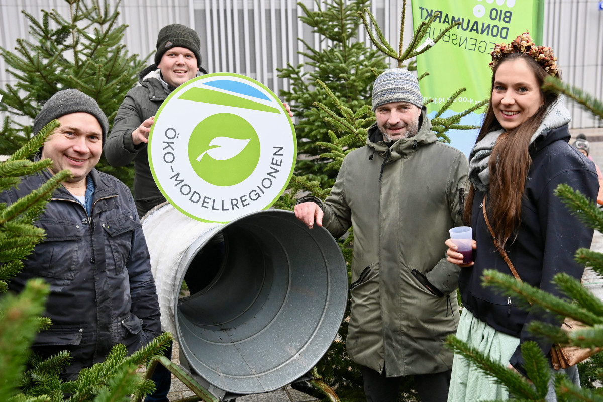 Bayerische Bio-Königin Refaela I. wirbt bei Ihrem Besuch auf dem Bio-Donaumarkt für den Kauf eines Öko-Christbaums