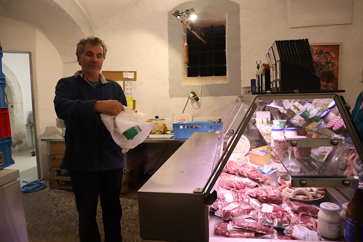 Bio-Landwirt Detlef Kreuzer in seinem Hofladen in Hauzendorf