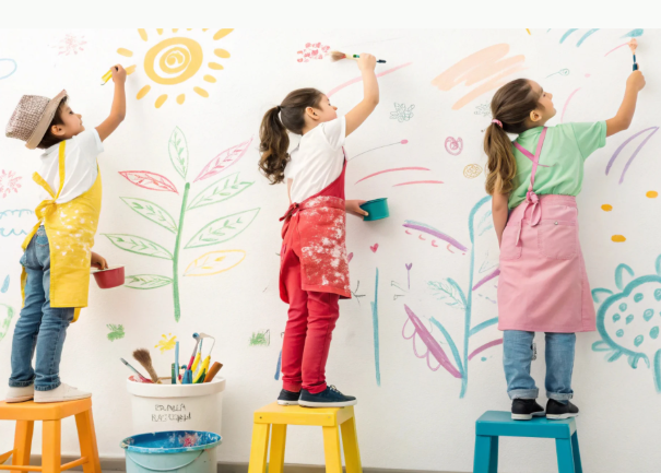 Kinder malen gemeinsam