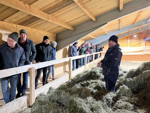 Biobauern besichtigen die Heutrocknungsanlage am Heumilchhof Streicherberg