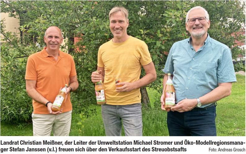 Landrat Meißner präsentiert Apfelsaft aus Streuobstprojekt