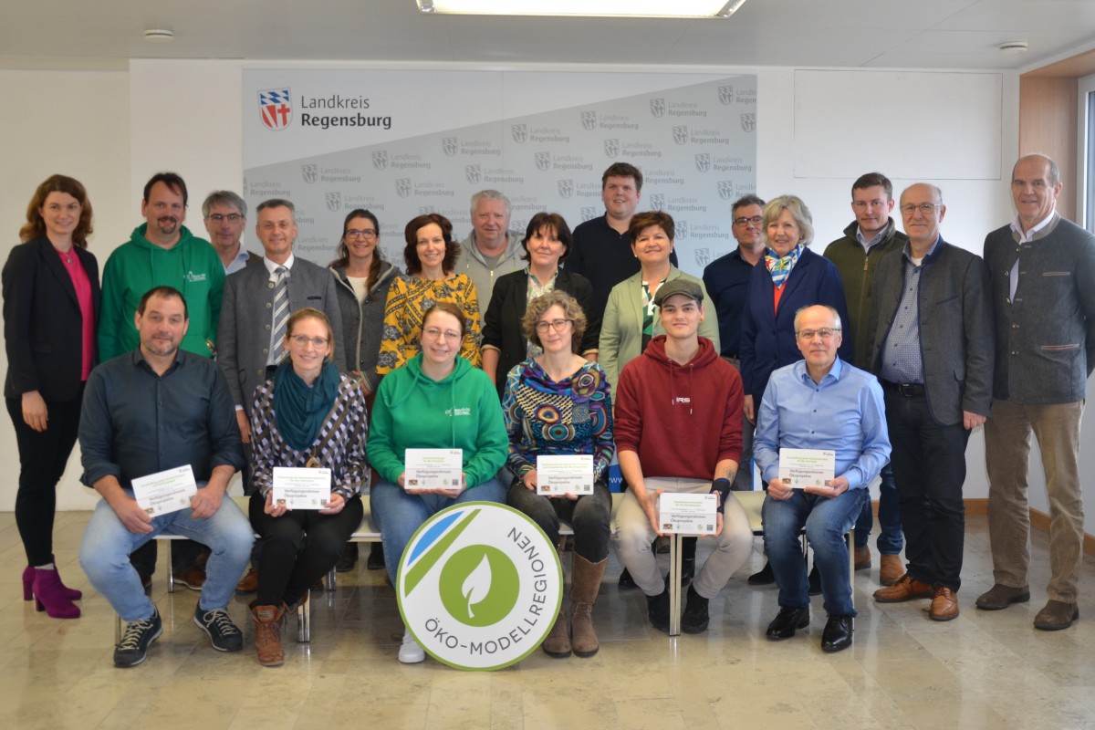 Landrätin Tanja Schweiger und das Öko-Modellregion-Team Stadt.Land.Regensburg zusammen mit den Kleinprojektträgern und der Bürgermeister/innen der jeweiligen Gemeinde..