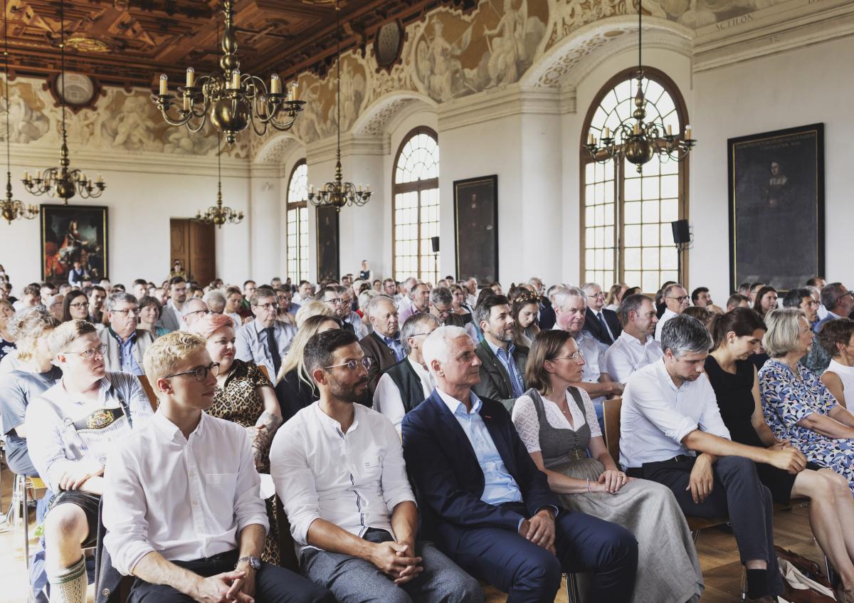 ProjektmanagerInnen und geladene Gäste der Ökomodellregionen Bayerns lauschten den Ausführungen der Staatsministerin Michaela Kaniber zum neuen Bewerbungsprozess