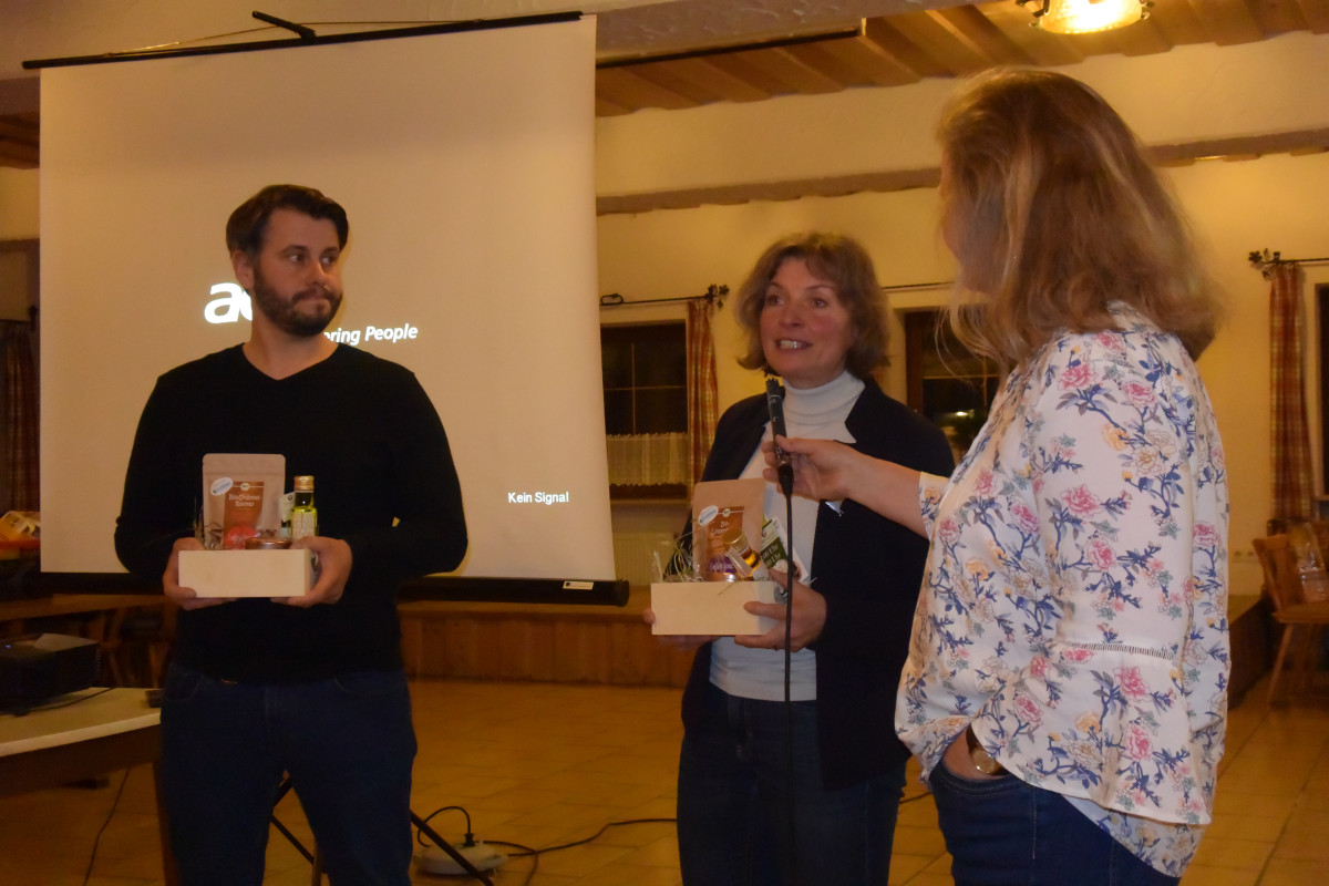 Unter der Moderation von Projektleiterin Marlene Berger-Stöckl (rechts) beantworten Wildbienenexperte Christian Müller und BN-Kreisvorsitzende Beate Rutkowski (Mitte) Fragen zum Thema Artenvielfalt im eigenen Garten.