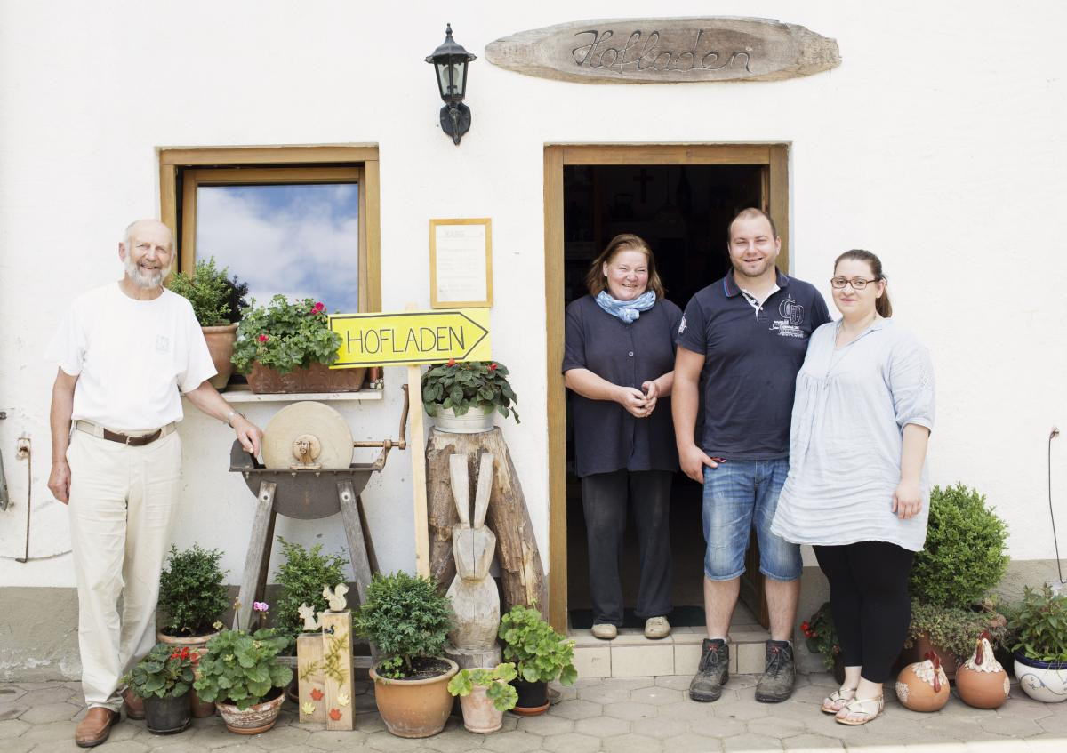 Familie steht vor Gebäude