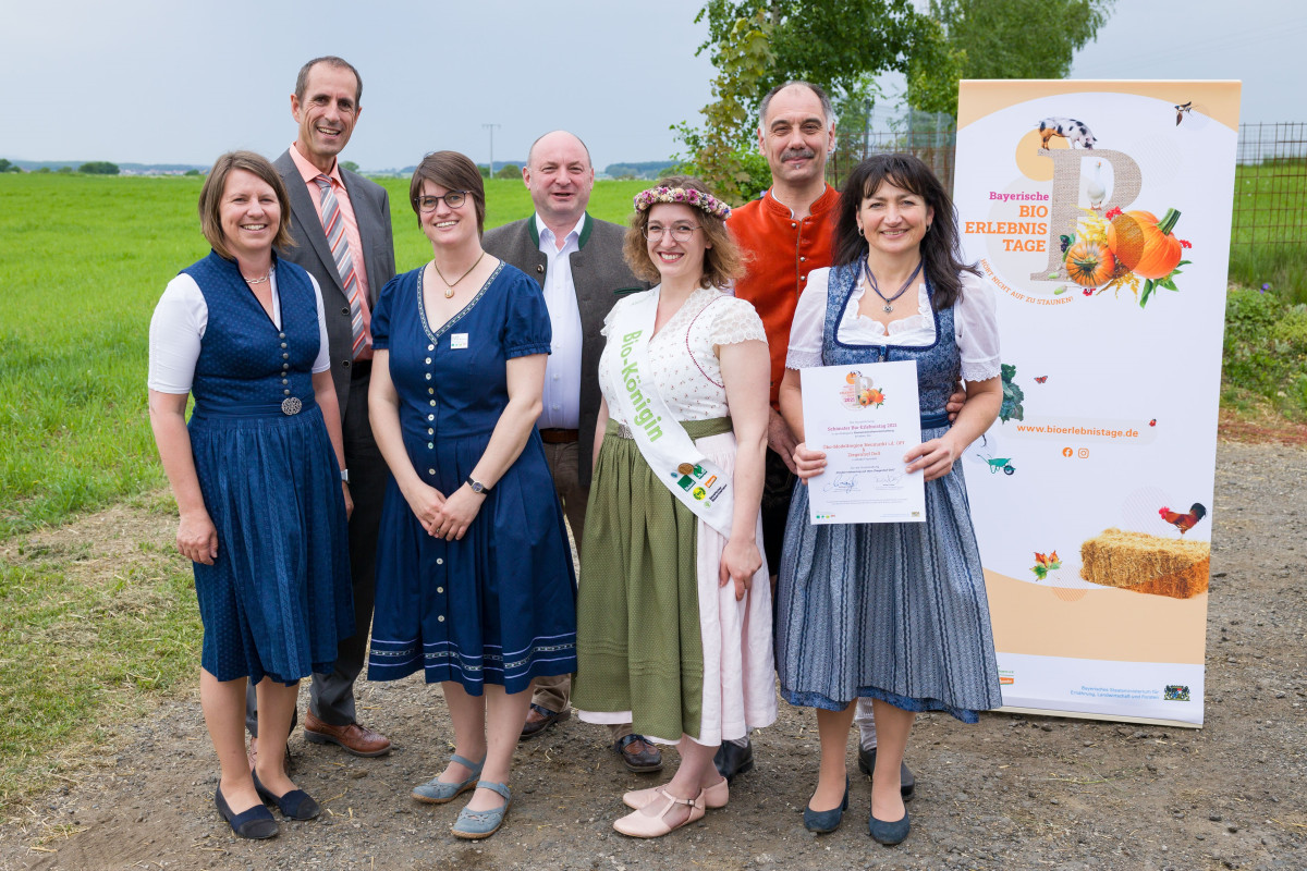 Den Preis für den "Kindererlebnistag auf dem Ziegenhof" erhielt Maria Dess aus Freystadt (rechts) mit Ehemann Günther (2.v.r.).