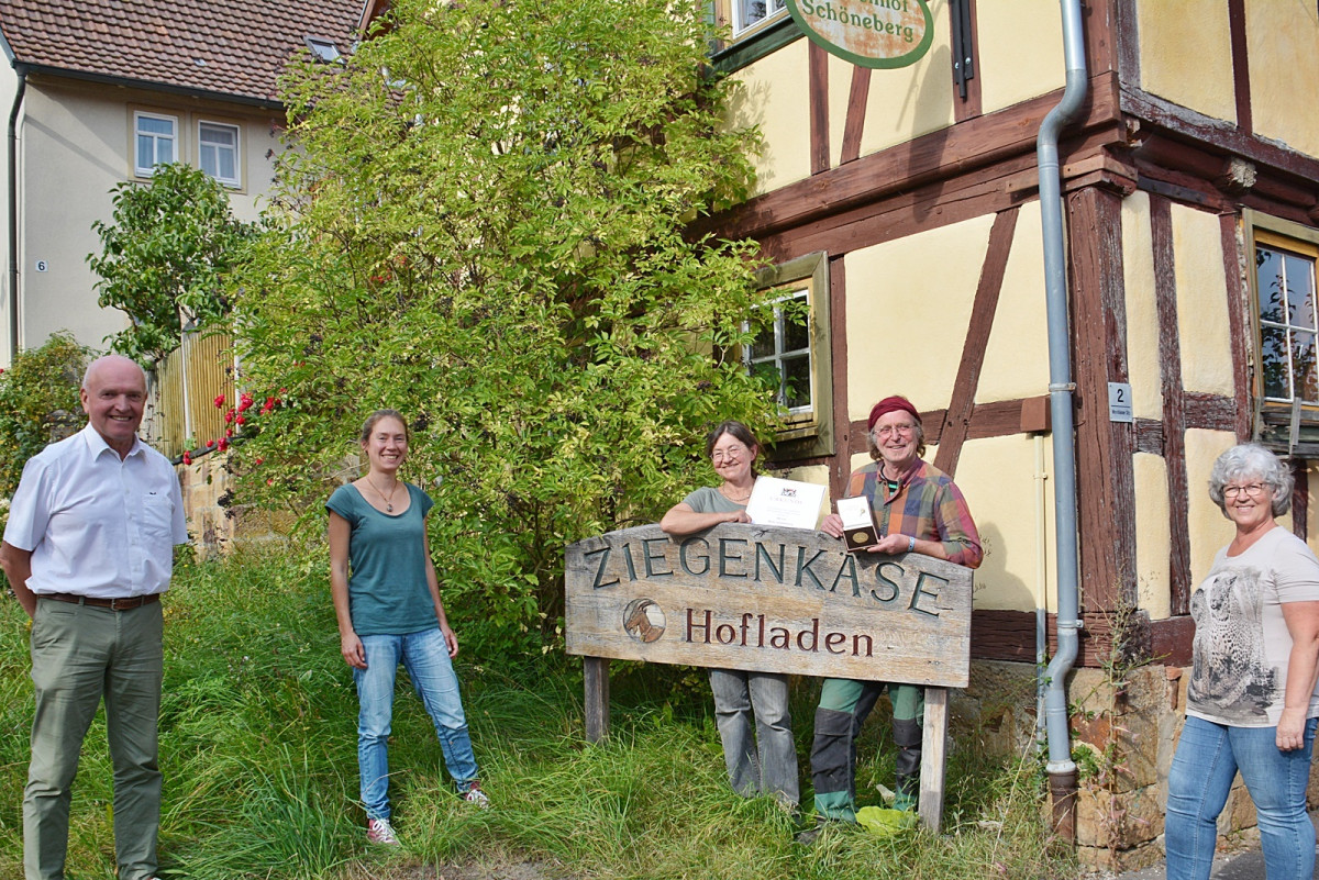 Landrat Thomas Habermann und Dr. Maike Hamacher gratulierten am Ziegenhof Irmelshausen Anne und Hans Schöneberg zur Verleihung der Staatsmedaille. Mit auf dem Bild Angela Schaßberger (Großbardorf), ARGE Bio-Bauern