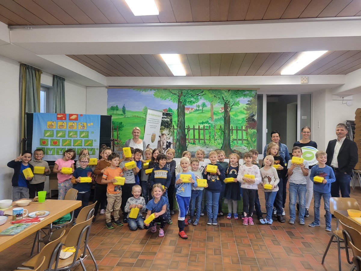 Erstklässler der Grundschule Egg an der Günz erhalten Bio-Brotbox