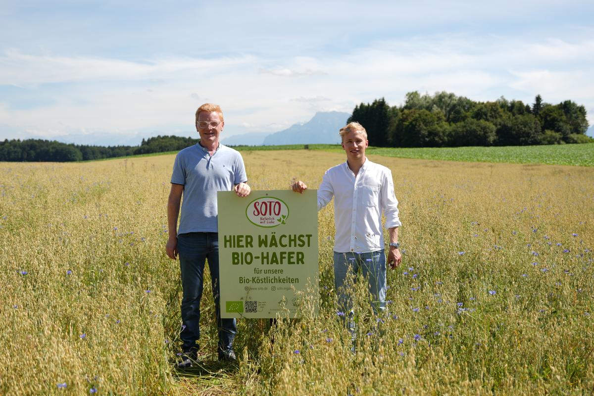 (1)	Biohafer von Bernhard Rehrl aus Saaldorf-Surheim und über einem Dutzend weiterer Biobauern aus zwei Ökomodellregionen (Waginger See-Rupertiwinkel und Inn-Salzach) steckt in den vegetarischen Produkten von Soto. Auf dem Bild von links: Thomas Schernthaner, Marketingleiter; Lennard Schramm, Geschäftsführer von SoTo.