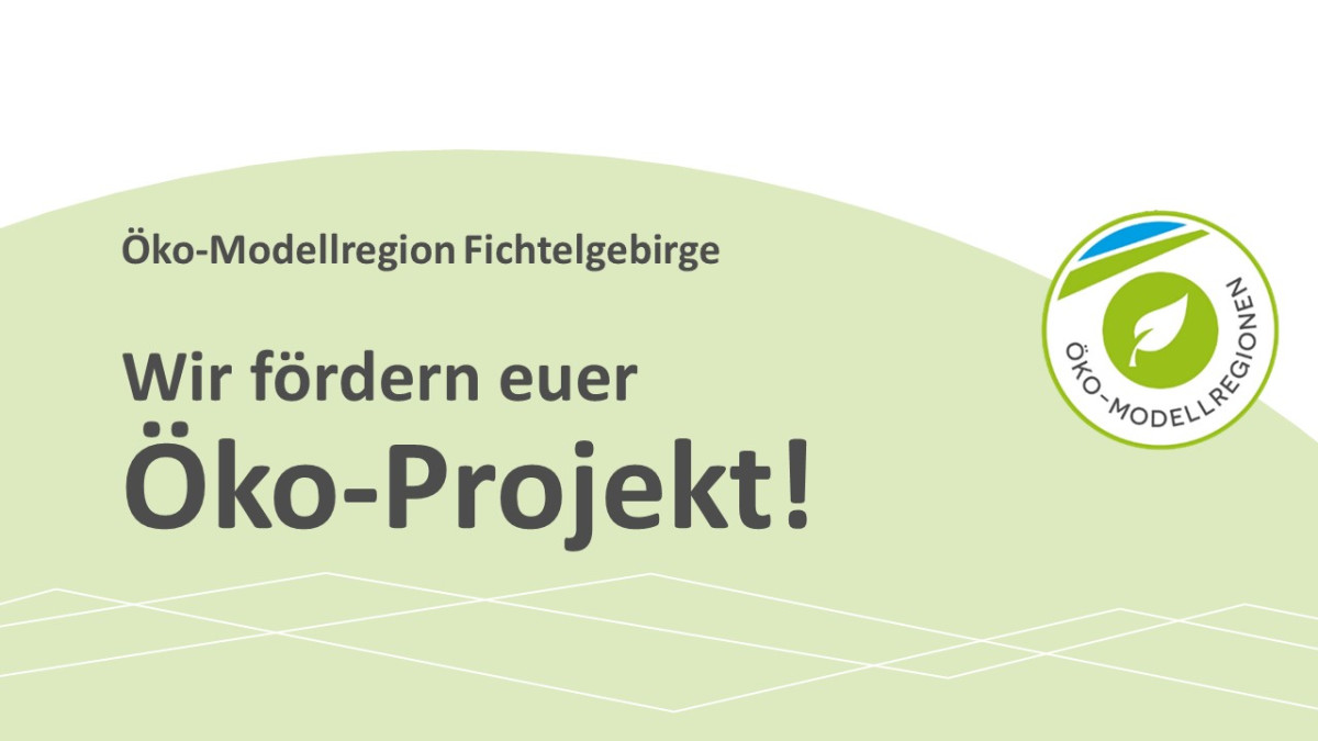 Vor grünem Hintergrund sieht man den Text: Öko-Modellregion Fichtelgebirge. Wir fördern euer Öko-Projekt. Daneben sieht man ein Logo mit dem Schriftzug Öko-Modellregion und einem grünem Blatt.