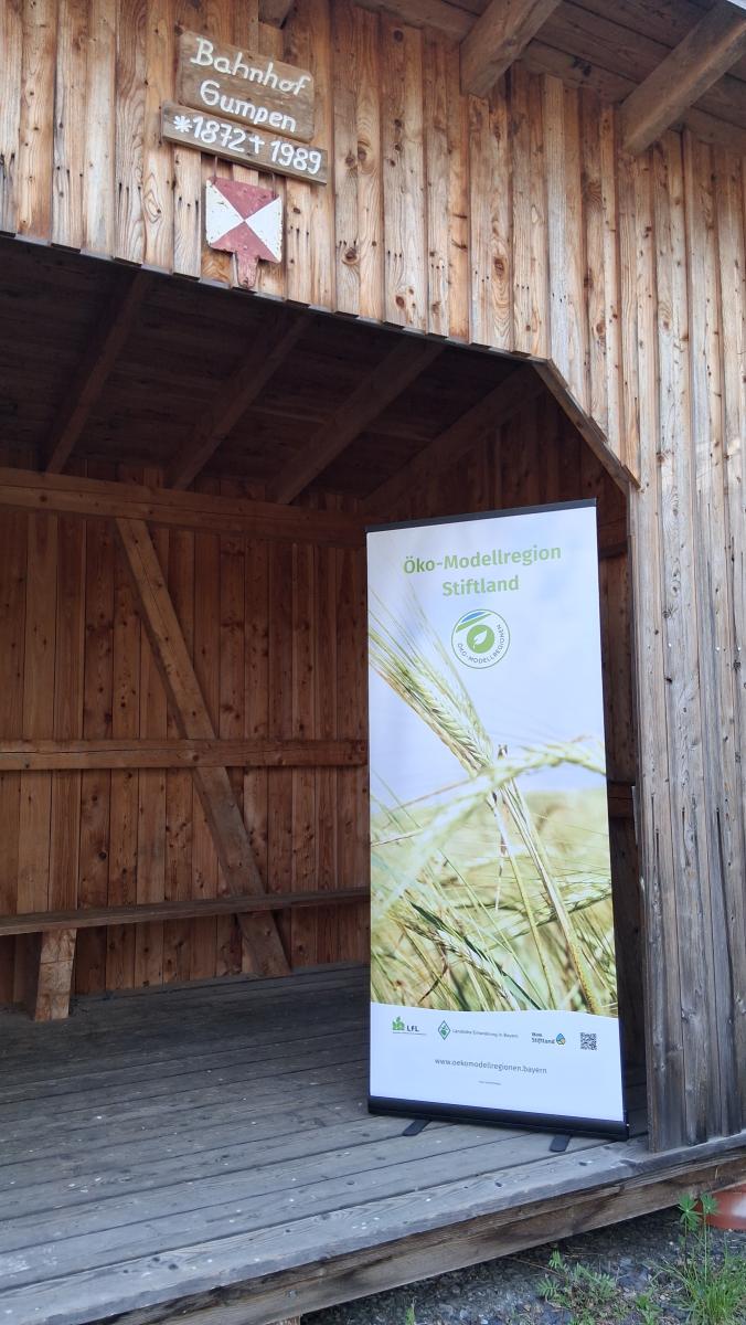 eine Werbeanaziege steht in einer Holzhütte