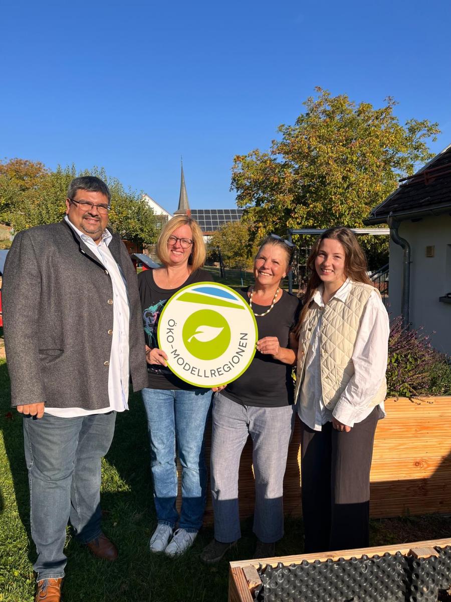 1 Bgm. der Gemeinde Wasserlosen, Einrichtungsleitung Katja Maschmeyer, Köchin Manuela Mützel und Projektmanagerin Marina Pleyer